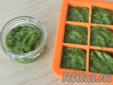 Выложить пасту из зелёного лука в стеклянную баночку с крышкой или разложить по силиконовым формам. Пасту в форме нужно будет заморозить и использовать зимой. А пасту в стеклянной банке закрыть крышкой (если планируете такую пасту хранить достаточно долго, тогда крышку изнутри можно смазать горчицей) и убрать в холодильник. Можно сразу же пользоваться такой заготовкой, беря по необходимости нужное количество пасты из банки.