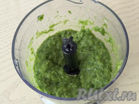 Пробить луковую массу с солью, лимонным соком и маслом.