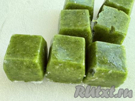 Через сутки достать из морозилки силиконовую форму с замороженной пастой из зелёного лука, вынуть кубики пасты из формы, переложить в пакет и отправить на хранение в морозилку. По мере надобности можно доставать замороженную пасту из зелёного лука из морозилки, брать нужное количество и добавлять в качестве приправы в первые и вторые блюда.