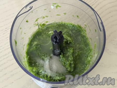 Влить растительное масло.