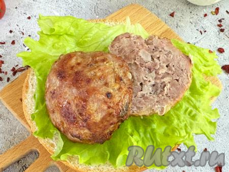 Вкусные, аппетитные, сочные котлеты разложить из чаши аэрогриля по тарелкам и подать к столу, дополнив любимым гарниром и соусом.