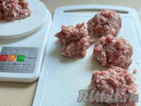 Получившийся свиной фарш разделить на 5 равных частей.&nbsp;