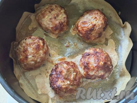 Установить чашу в аэрогриль, крышку закрыть, выставить температуру 180 градусов на 25-30 минут. После звукового сигнала котлеты из свинины будут готовы.