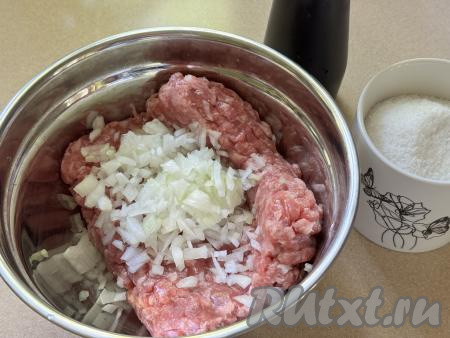 В миске соединить фарш и мелко нарезанный (или пропущенный через мясорубку) лук.&nbsp;