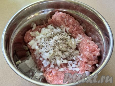 К фаршу с луком добавить по вкусу соль и чёрный молотый перец.