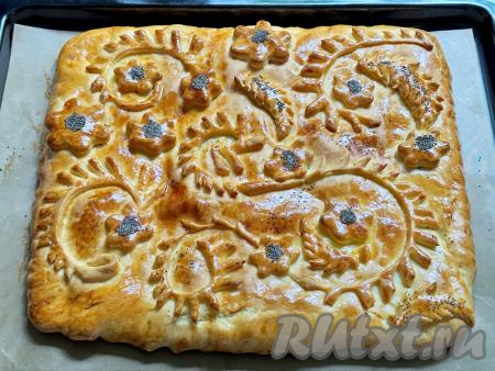 Поставить пирог с зелёным луком и яйцом&nbsp;в разогретую до&nbsp;180 градусов духовку и выпекать минут 30 (до золотистости дрожжевого теста).&nbsp;