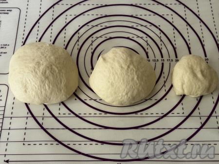 Поднявшееся тесто обмять, вначале разделить на 2 равные части, а затем от одной из частей отрезать небольшую часть для украшения пирога. Вот примерно такие 3 части теста должны получиться.