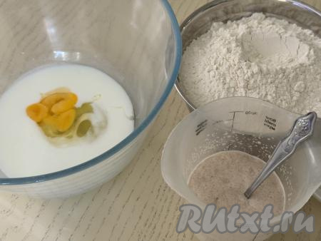 Сливочное масло растопить (я растопила в микроволновке), дать ему немного остыть. В глубокую миску, в которой будет удобно замешивать тесто, влить оставшиеся 150 миллилитров молока комнатной температуры, добавить яйцо, перемешать.