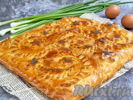 Красивый дрожжевой пирог достать из духовки, дать немного остыть, а затем нарезать на части и подать вкусную выпечку с нежной начинкой из зелёного лука и яиц к столу.