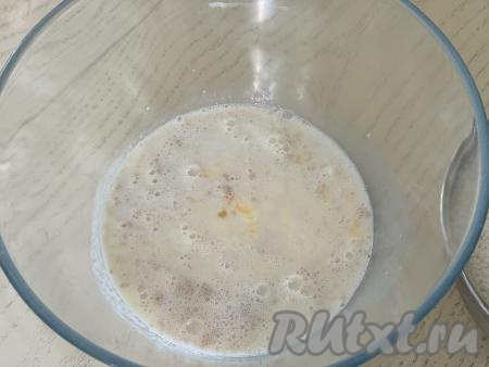Затем влить в миску&nbsp;запенившуюся молочно-дрожжевую смесь, перемешать.&nbsp;