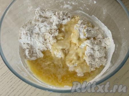 Влить остывшее растопленное сливочное масло, перемешать столовой ложкой.&nbsp;