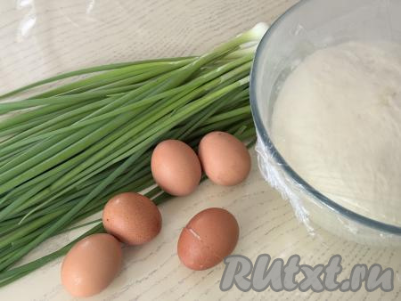Пока тесто поднимается, приготовим начинку. Зелёный лук нужно промыть водой, обсушить. Сварить вкрутую яйца (в течение 10 минут после начала закипания воды), а затем полностью остудить их и очистить.&nbsp;