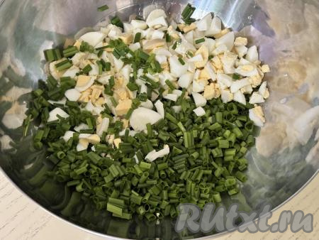 Зелёный лук и варёные яйца мелко нарезать, сложить в отдельную миску, слегка посолить, перемешать и начинка для дрожжевого пирога готова.&nbsp;