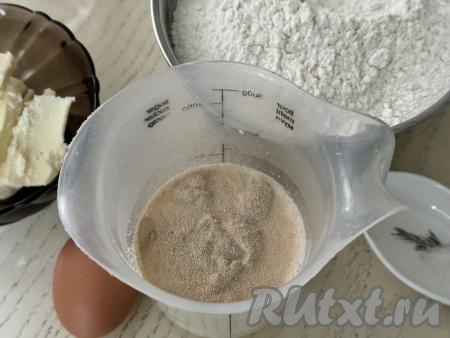 В небольшую, достаточно глубокую ёмкость, влить 100 миллилитров тёплого молока (температура молока должна быть не выше 38-40 градусов), всыпать дрожжи и сахар, тщательно перемешать и оставить минут на 10-15, за это время дрожжи начнут работать и поверхность молочно-дрожжевой смеси покроется пенной шапочкой.