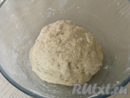 Постепенно начать добавлять оставшуюся муку. Вначале перемешивать тесто ложкой, ну а как только оно начнёт собираться в шар, продолжать вымешивать его руками, всыпая по мере необходимости муку. Вымешивать тесто руками нужно минут 7. Как только дрожжевое тесто для пирога перестанет липнуть к рукам, станет гладким, в меру мягким, значит больше муку добавлять не нужно. Миску с тестом прикрыть полотенцем (или затянуть пищевой плёнкой). Оставить тесто часа на 1,5 в тёплом месте для подхода (до увеличения в объёме раза в 2-3).&nbsp;