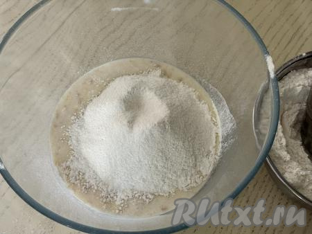 Всыпать в миску грамм 300 муки и соль.&nbsp;