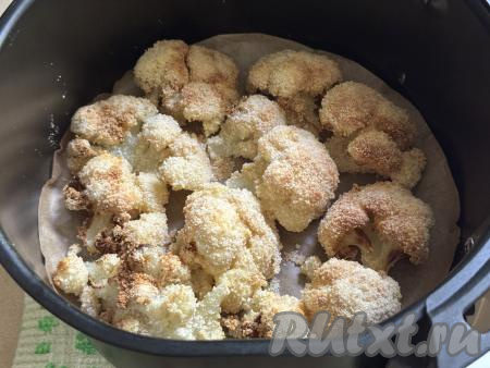 Запекать цветную&nbsp;капусту в аэрогриле, закрыв крышку, при температуре 180 градусов минут 10-15 (капуста должна стать красивого золотистого цвета).