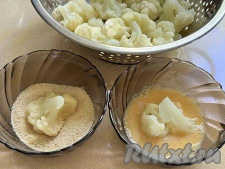 Затем обвалять со всех сторон в панировочных сухарях.