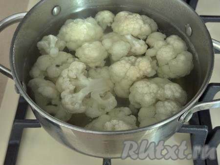 Соцветия капусты выложить в кастрюлю, полностью залить водой, поставить на сильный огонь. После того как вода в кастрюле закипит, добавить соль по вкусу, уменьшить огонь и варить цветную капусту до готовности (соцветия должны легко прокалываться ножом, но при этом хорошо держать форму). Обычно, в зависимости от сорта цветной капусты, на отваривание капусты до готовности требуется 5-7 минут с момента закипания воды.