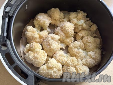 Цветную капусту, покрытую панировочными сухарями, сразу выкладывать в один слой в чашу аэрогриля, заранее застеленную пергаментом.&nbsp;