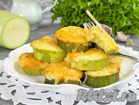 Готовые кабачки, покрытые аппетитной, ароматной корочкой из сыра и чеснока, достать из аэрогриля, переложить на тарелку и подать к столу. Такую закуску можно есть и тёплой, и полностью остывшей. В любом случае будет очень вкусно!
