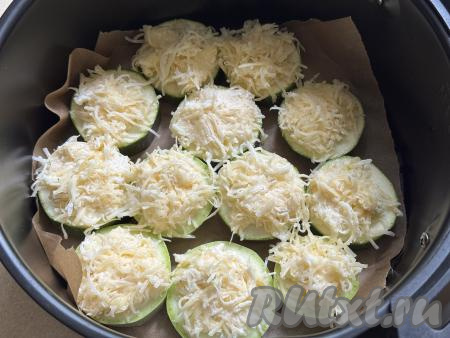 Равномерно распределить подготовленную сырную массу поверх кабачков. Я кабачки дополнительно не солю, так как сырная масса достаточно солёная.