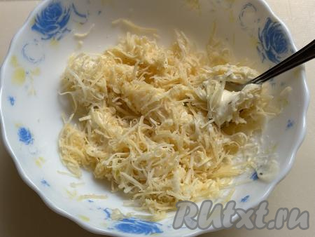 Перемешать сырную массу до однородности. Если масса получилась недостаточно солёной, можно добавить щепотку соли.