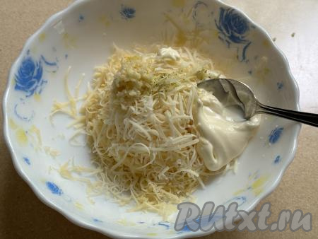 В тарелку с сыром и чесноком добавить майонез (или сметану).