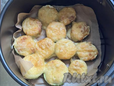 Крышку аэрогриля закрыть. Запекать кабачки с сыром и чесноком 20 минут при температуре 180 градусов. Сыр полностью расплавится, а кабачки станут достаточно мягкими (они должны легко прокалываться зубочисткой или вилкой).&nbsp;