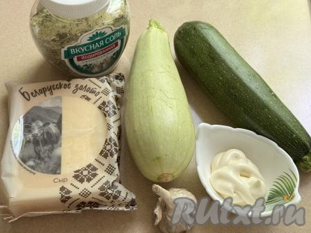 Подготовить продукты для приготовления кабачков с сыром и чесноком в аэрогриле. Кабачки для этого блюда нужно подбирать молоденькие, то есть с мелкими семечками. Если у кабачков кожура толстовата, её нужно срезать. У кабачков, которые я готовила, была тонкая кожура, поэтому я её не стала срезать, просто тщательно промыла кабачки водой. Обрезать у кабачков кончики с двух сторон.