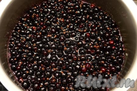 На среднем огне, периодически перемешивая, довести смородиновое варенье до кипения.