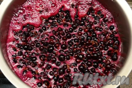 После закипания аккуратно убрать с поверхности пену.