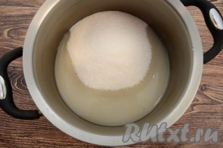 В кастрюлю с толстым дном, в которой вы будете готовить варенье, всыпать весь сахар, влить 150 миллилитров воды, перемешать, поставить на средний огонь.