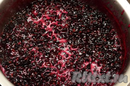 Убавить огонь до ниже среднего и варить 5 минут, периодически перемешивая и снимая образующуюся пену.