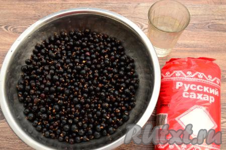 Подготовить продукты для приготовления желеобразное варенья из чёрной смородины "Пятиминутка". Чёрную смородину перебрать, удаляя веточки, листья, подпорченные ягодки. Выложить смородину в сито, хорошо промыть под проточной водой, лишней воде дать стечь.