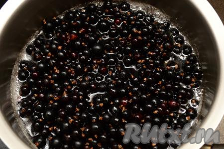 В кастрюлю с закипевшим сиропом выложить подготовленную чёрную смородину, аккуратно перемешать.