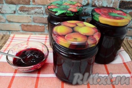 После того как варенье из чёрной смородины с момента закипания проварится 5 минут, убрать его с огня. Горячее варенье разлить по банкам. Вначале будет казаться, что варенье жидкое, но уже через несколько дней оно загустеет, станет желеобразным. Сразу закрутить (или закатать) банки со смородиновым вареньем крышками. Не переворачивая, горячие банки с вареньем завернуть в одеяло и оставить примерно на сутки (до полного остывания).&nbsp;У меня получилось 1,5 литра варенья и совсем немного осталось на пробу.