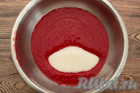 В процеженное малиновое пюре всыпать сахар по вкусу. Я добавила 150 грамм сахара, малина у меня была не очень сладкая. Вы же ориентируйтесь на сладость ягод, которые вы замораживаете, и на свой вкус.