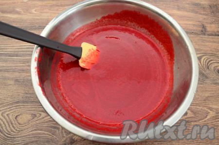Тщательно перемешать малиновое пюре с сахаром, чтобы сахар полностью растворился.