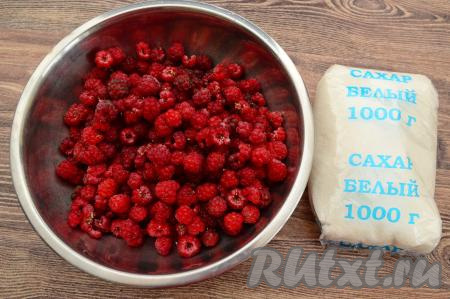 Малину перебрать, удалить испорченные ягоды. Промыть малину проточной водой, лишнюю воду слить, дать ягодам немного обсохнуть.