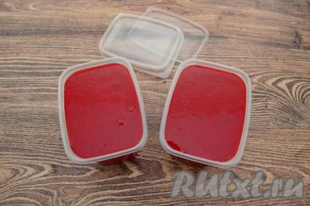 Пластиковые контейнеры наполнить малиновым пюре с сахаром. Я&nbsp;заполнила 2 контейнера объёмом по 350 миллилитров.