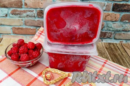 Зимой яркая, вкусная малина, замороженная с сахаром, станет отличным десертом, который понравится всей семье.&nbsp;