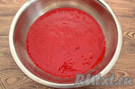 Перелить пюрированную малину в глубокую миску. Таким образом с помощью погружного блендера пробить всю малину в пюре, выливая в миску.