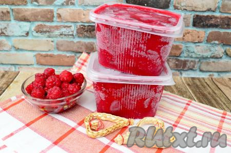 Малина, перетёртая с сахаром, в морозилке