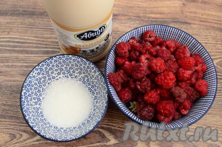 Подготовить продукты для приготовления смузи из малины и молока. Молоко можно взять любой жирности. Готовить смузи можно как со свежими ягодами, так и с замороженным. Свежую малину нужно будет перебрать, промыть водой, лишней воде дать стечь. Замороженные ягоды нужно будет разморозить.