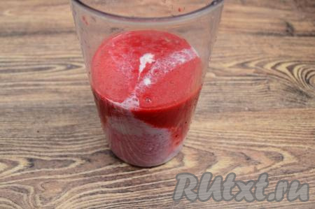 В чашу с малиной и сахаром влить молоко.