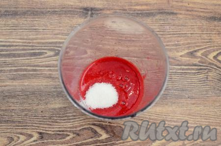 Процеженное малиновое пюре снова перелить в чашу погружного блендера. Всыпать сахар по вкусу. Я добавила 1 столовую ложку сахара, малина у меня была не очень сладкая. Итоговый смузи получился в меру сладким. Вы же ориентируйтесь по сладости своей малины и вашим вкусовым предпочтениям.