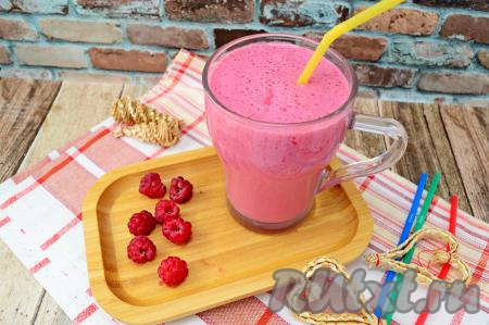 Готовый нежный, аппетитный, очень вкусный, яркий смузи, приготовленный&nbsp;из малины и молока,&nbsp;разлить по стаканам и сразу подать к столу. Всего у меня получилось 500 миллилитров полезного напитка.