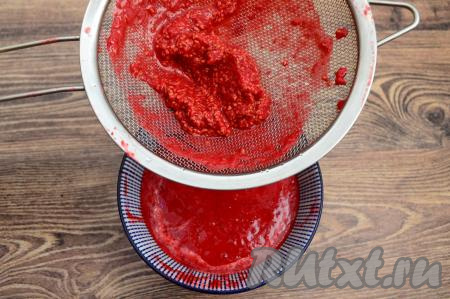 Для того чтобы избавиться от косточек, перетереть малиновое пюре через сито&nbsp;с помощью столовой ложки в глубокую тарелку - это простое и быстрое действие сделает готовый смузи однородным и более нежным на вкус. В сите останется практически сухой жмых с косточками малины, он нам не понадобится (я его выбрасываю). А в тарелке у нас будет в меру густое процеженное малиновое пюре.&nbsp;