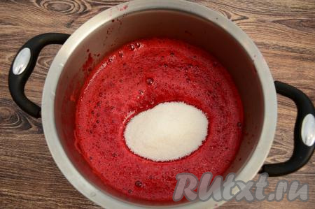 В миску с вишнёвым пюре всыпать сахар.